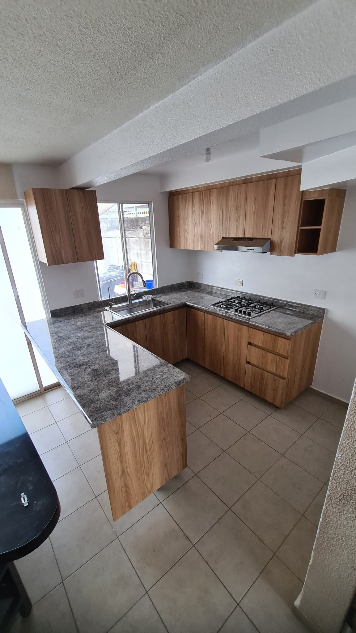 Cocina integral en madera con península